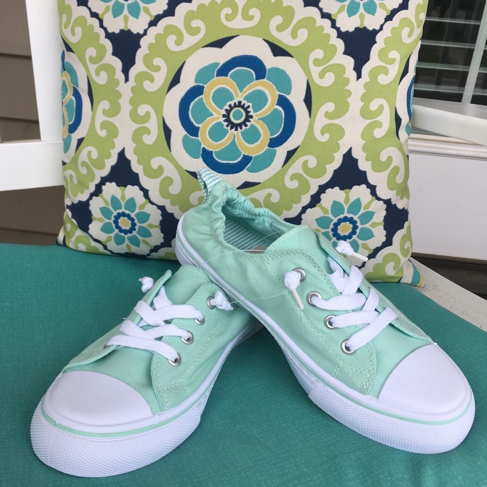 Maurice's tennis shoes